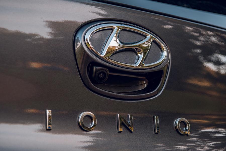 Логотип Hyundai IONIQ Plug-in Hybrid (AE) 2019 года  (UK) (фото 11 из 40)